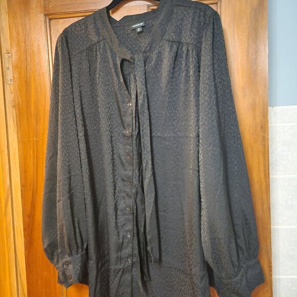 Torrid Satin Jacquard Tie Neck Button Up Blouse Sz 3 - Picture 3 of 5